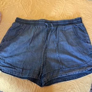 Shorts with pockets and elastic waistband